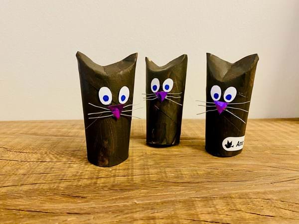 Drei Katzen aus Papprollen